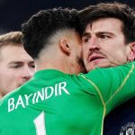 Altay Bayindir memeluk Harry Maguire usai Manchester United dihukum penalti
