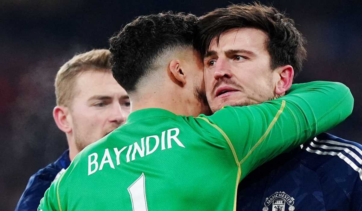 Altay Bayindir memeluk Harry Maguire usai Manchester United dihukum penalti