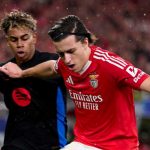 Alvaro Fernandez menjaga bola dari Lamine Yamal selama duel Benfica vs Barcelona di Liga Champions