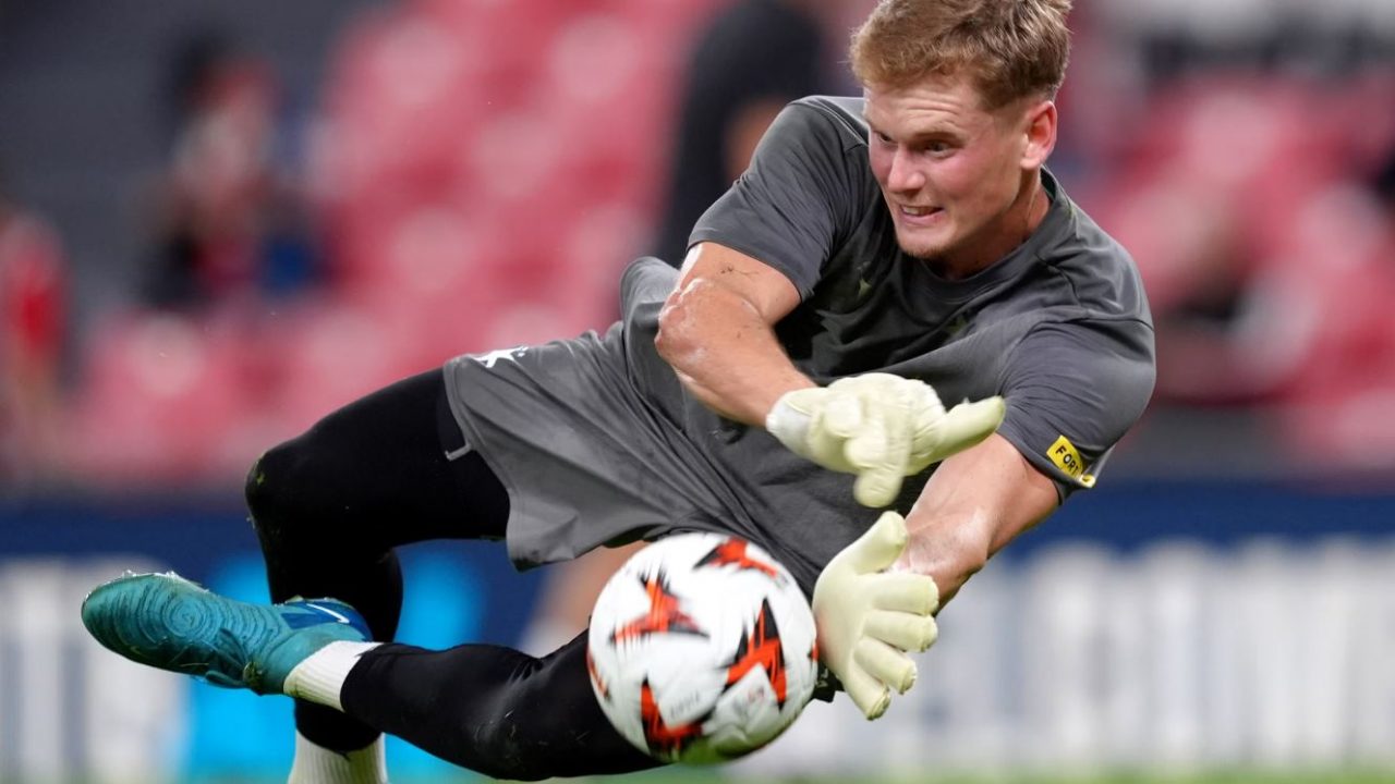 Antonin Kinsky kiper baru Tottenham Hotspur