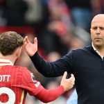 Arne Slot bersalaman dengan Harvey Elliott