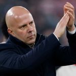 Arne Slot bertepuk tangan ke fans usai laga Liverpool vs Lille di Liga Champions