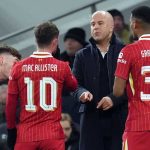 Arne Slot memberi instruksi para Ryan Gravenberch, Alexis Mac Allister dan Conor Bradley
