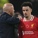 Arne Slot menepuk Curtis Jones di pertandingan Liverpool