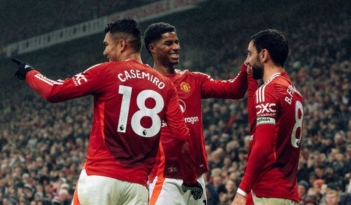 Casemiro bersama Bruno Fernandes dan Marcus Rashford dalam selebrasi gol