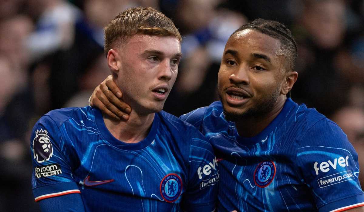 Cole Palmer dan Christopher Nkunku dari Chelsea rayakan gol ke gawang Aston Villa