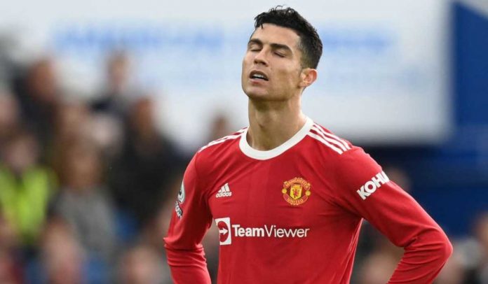 Cristiano Ronaldo menunjukkan ekspresi kecewa saat memperkuat Manchester United