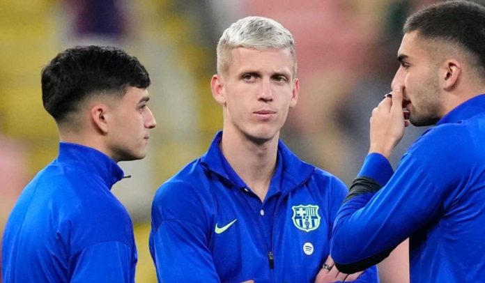 Dani Olmo berbicara dengan Pedri dan Ferran Torres sebelum semifinal Piala Super Spanyol