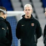 Dani Olmo berdiri bersama Pedri dan pemain Barcelona lainnya