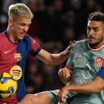Dani Olmo dari Barcelona berebut bola dengan Koke dari Atletico Madrid