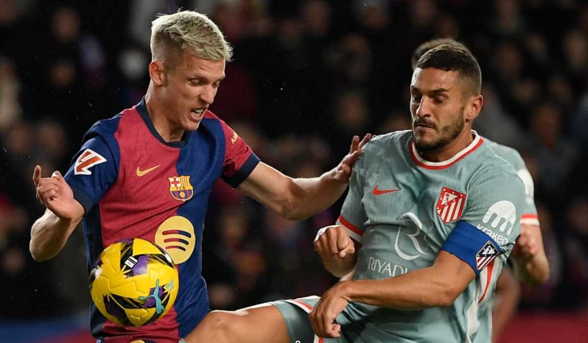 Dani Olmo dari Barcelona berebut bola dengan Koke dari Atletico Madrid