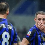Davide Frattesi berbicara dengan Marko Arnautovic