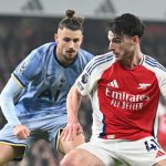 Declan Rice dikawal Radu Dragusin dalam derby London Arsenal vs Tottenham Hotspur di Premier League