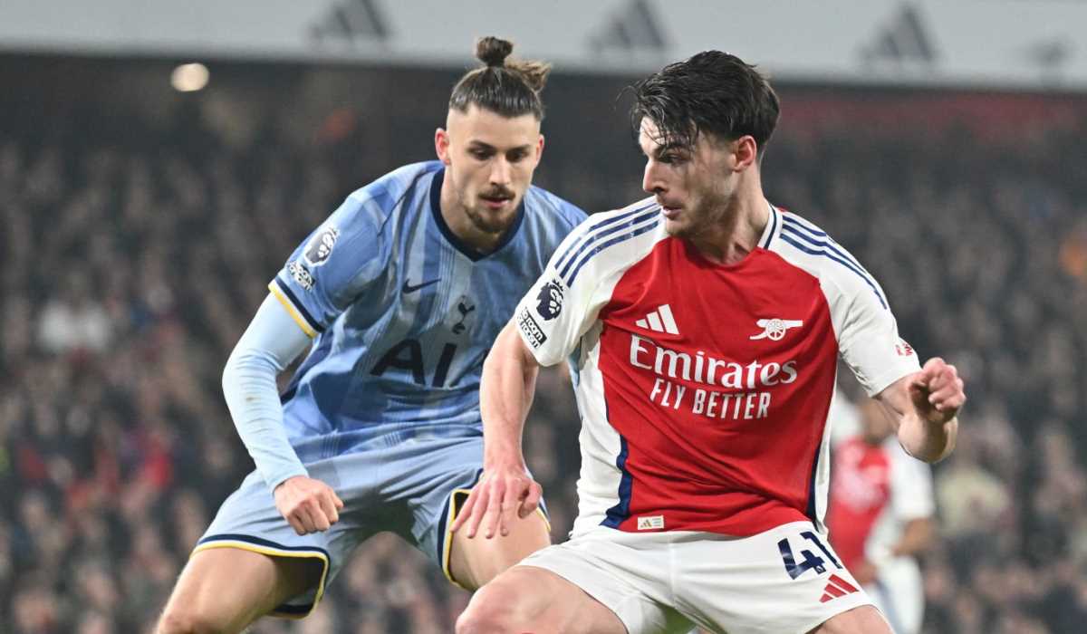 Declan Rice dikawal Radu Dragusin dalam derby London Arsenal vs Tottenham Hotspur di Premier League