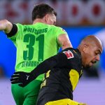 Donyell Malen berebut bola dengan Yannick Gerhardt