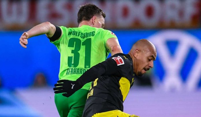 Donyell Malen berebut bola dengan Yannick Gerhardt