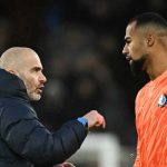 Enzo Maresca berbicara dengan Robert Sanchez