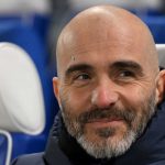 Enzo Maresca tersenyum di bench selama laga Chelsea vs Bournemouth