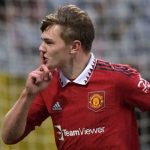Ethan Ennis merayakan golnya untuk Manchester United muda