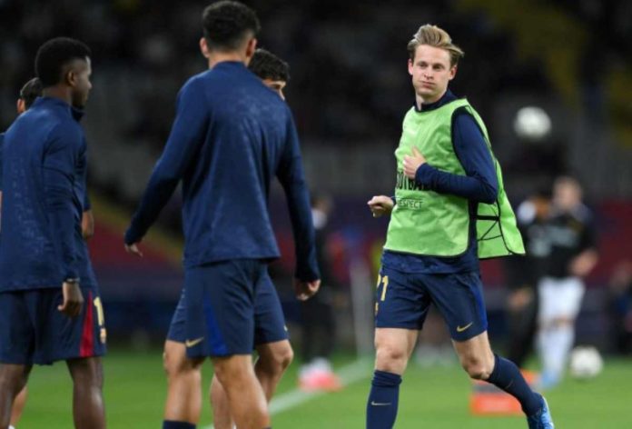 Frenkie De Jong dalam sebuah sesi pemanasan di Barcelona