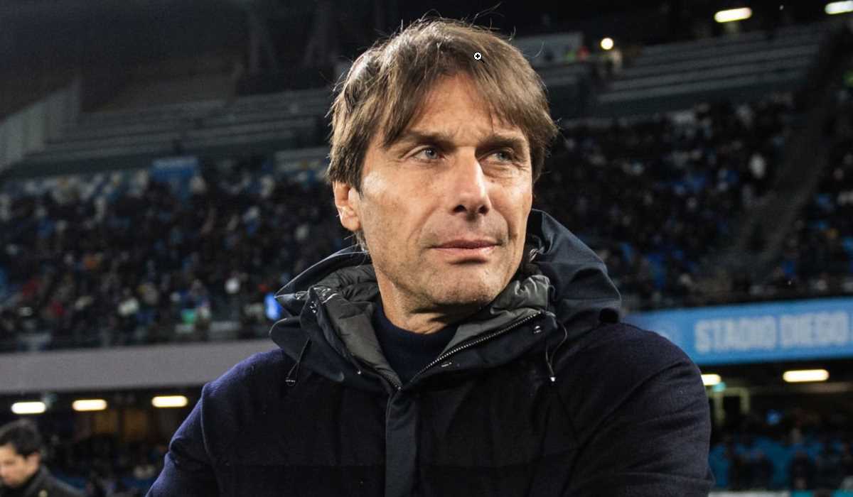 Gestur Antonio Conte selama laga Napoli vs Hellas Verona di Serie A