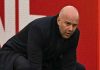 Gestur Arne Slot saat mendampingi Liverpool di pitaran ketiga Piala FA