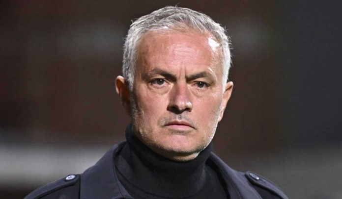 Gestur Jose Mourinho saat mendampingi Fenerbahce