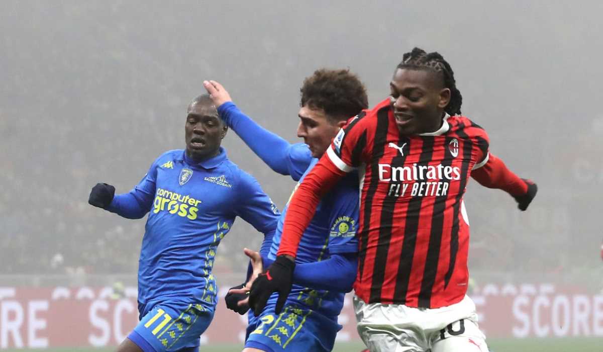 Goglichidze berebut bola dengan Rafael Leao dalam duel Empoli vs AC Milan