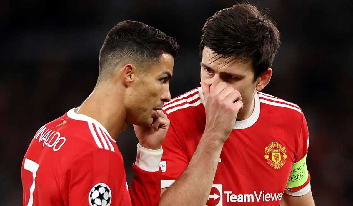 Harry Maguire berbicara dengan Cristiano Ronaldo di Manchester United