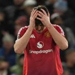 Harry Maguire memegangi kepala usai blunder di laga Manchester United vs Rangers di Liga Europa