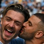 Jack Grealish dan Kyle Walker dalam perayaan gelar Premier League