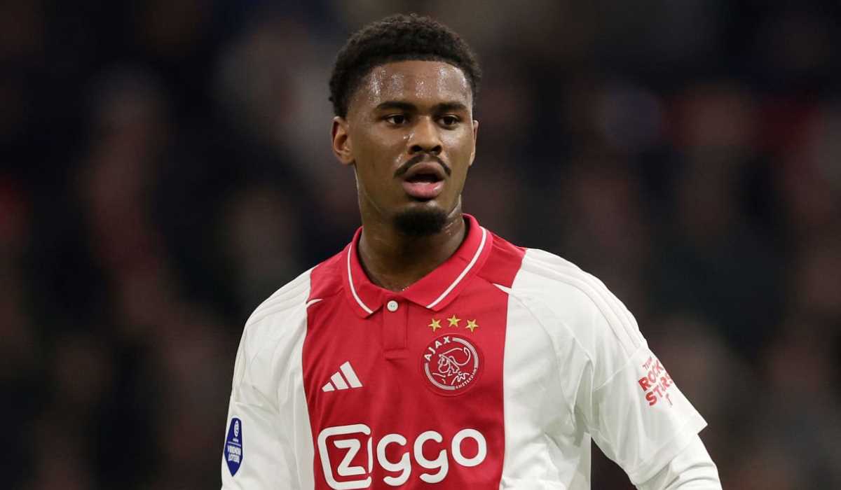 Jarrel Hato beraksi dalam pertandingan Ajax Amsterdam