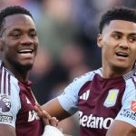 Jhon Duran merayakan gol dengan Ollie Watkins
