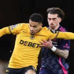 Joao Neves berlari dari Jota Silva dalam pertemuan Wolves vs Nottingham Forest