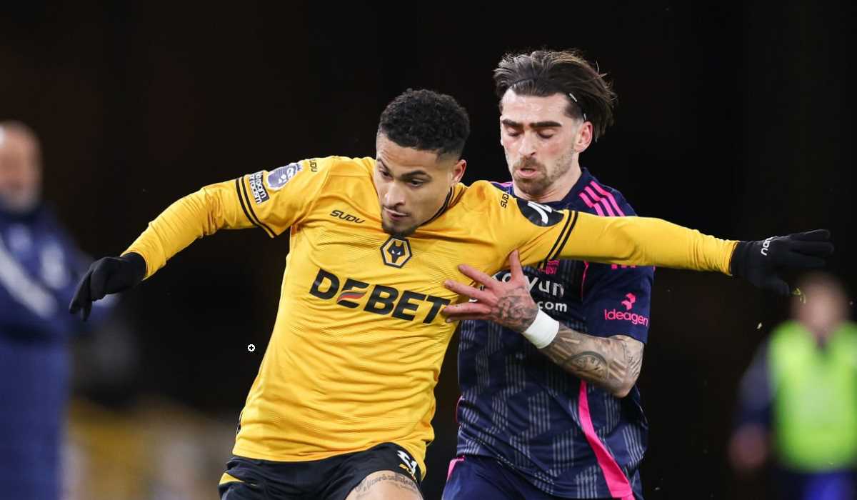 Joao Neves berlari dari Jota Silva dalam pertemuan Wolves vs Nottingham Forest