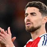 Jorginho memberi tepuk tangan pada fans