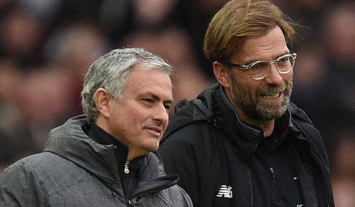 Jose Mourinho berbicara dengan Jurgen Klopp