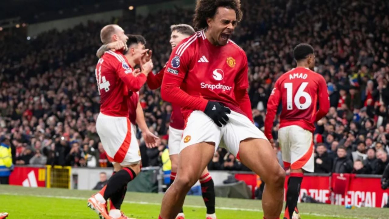 Joshua Zirkzee pemain Manchester United merayakan gol Amad Diallo