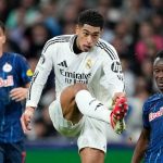 Jude Bellingham melakukan tendangan di laga Real Madrid vs Salzburg di Liga Champions