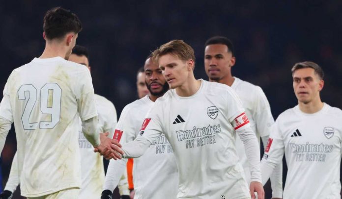 Kai Havertz ditenangkan Martin Odegaard usai kegagalan penalti di Piala FA