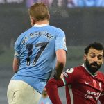 Kevin de Bruyne berebut bola dengan Mohammed Salah