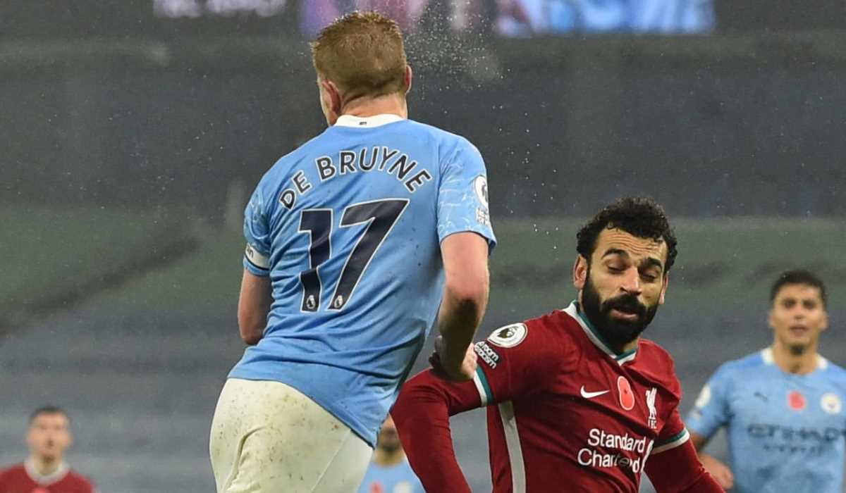 Kevin de Bruyne berebut bola dengan Mohammed Salah