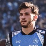 Khvicha Kvaratskhelia bersiap untuk pertandingan Napoli