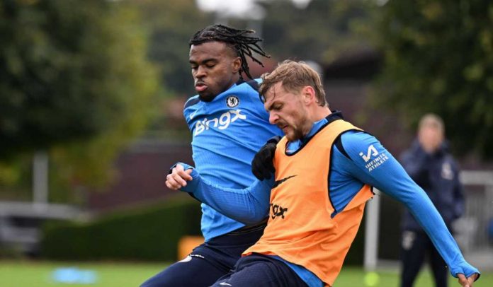 Kiernan Dewsbury-Hall dan Carney Chukwuemeka di sesi latihan Chelsea