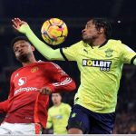 Kyle Walker-Peters menyentuh bola saat dipepet Amad Diallo di laga Manchester United vs Southampton