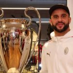 Kyle Walker berfoto dengan trofi Liga Champions AC Milan