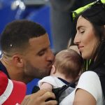 Kyle Walker bersama istrinya Annie Kilner dan anak-anaknya