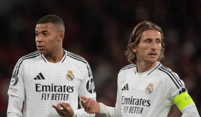 Kylian Mbappe dan Luka Modric di sebuah pertandingan Real Madrid