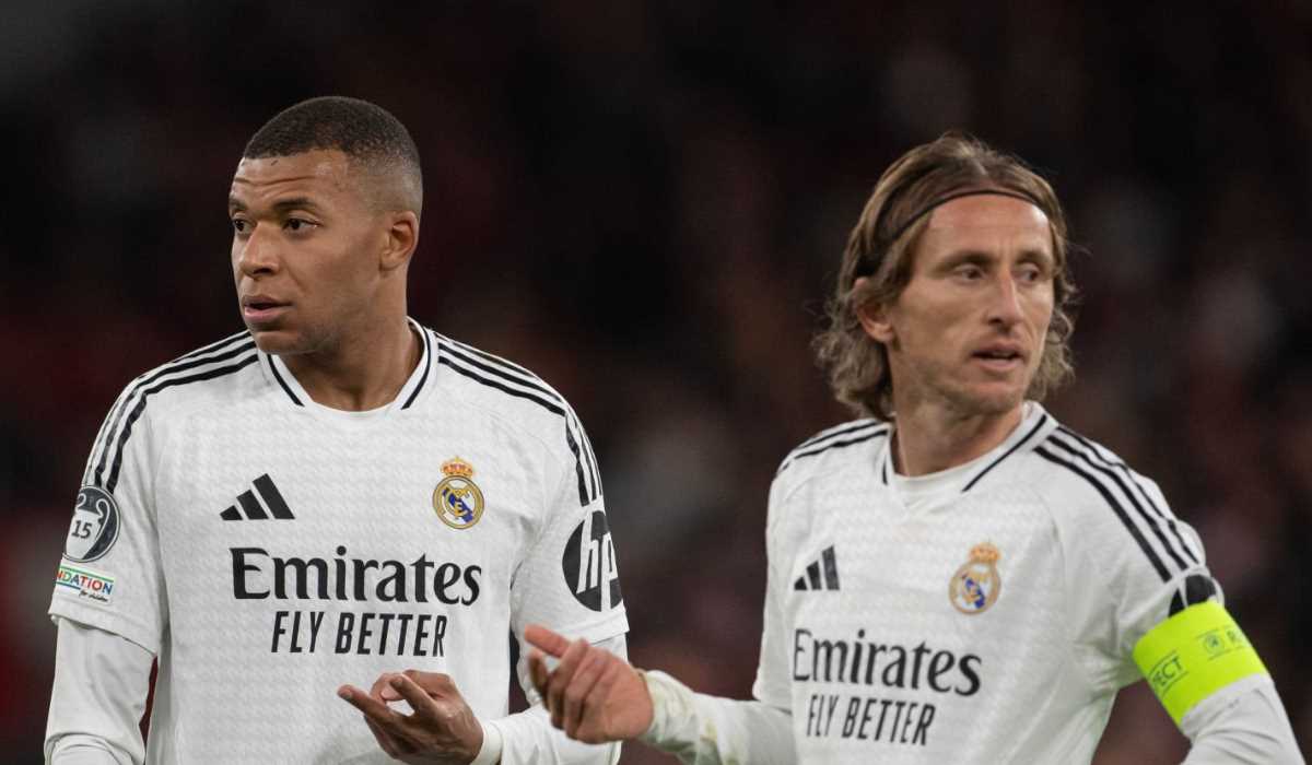 Kylian Mbappe dan Luka Modric di sebuah pertandingan Real Madrid