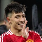 Lisandro Martinez bertepuk tangan kepada fans usai laga Fulham vs Manchester United